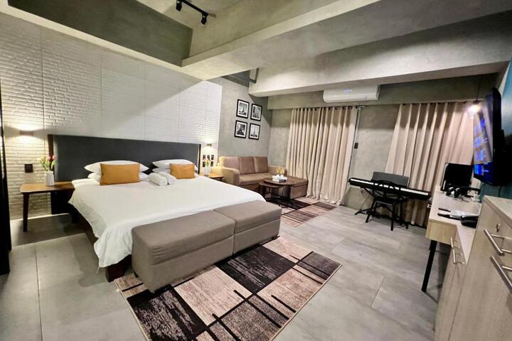 Exterior of Cozy Spacious Hotel Type Condo with Smart TV and WiFi