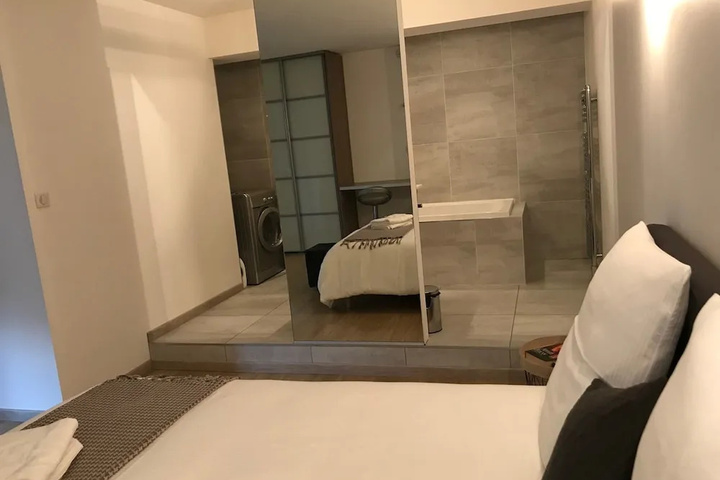 Room 4 of 10