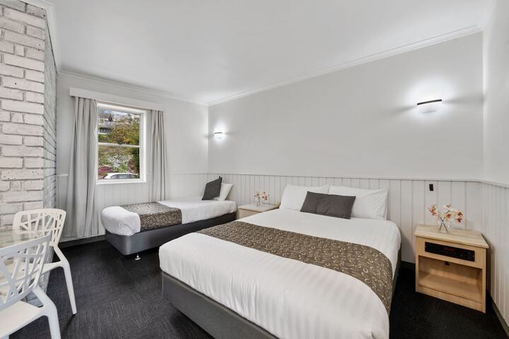 Room 4 of 33