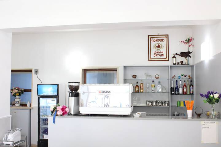 Lounge 115 of 136