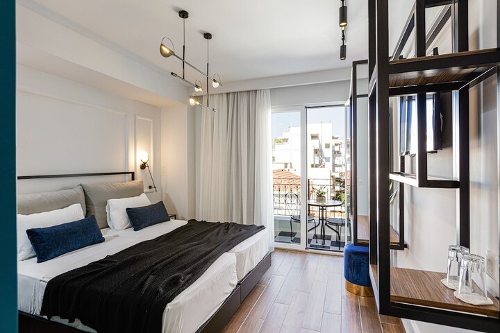 Room 2 of 96