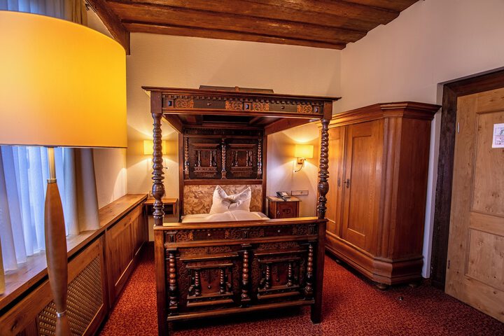 Room 13 of 146