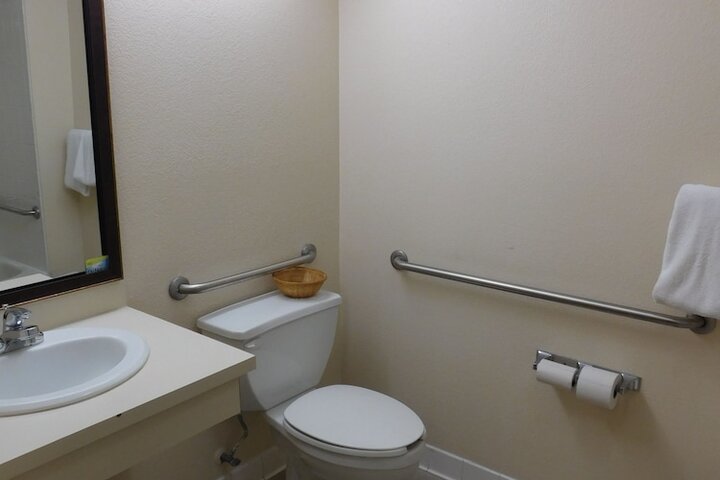 2 Double Beds Accessible (10 of 17)