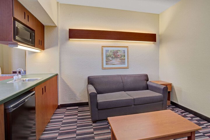 1 Queen Bed Accessible Room (10 of 16)
