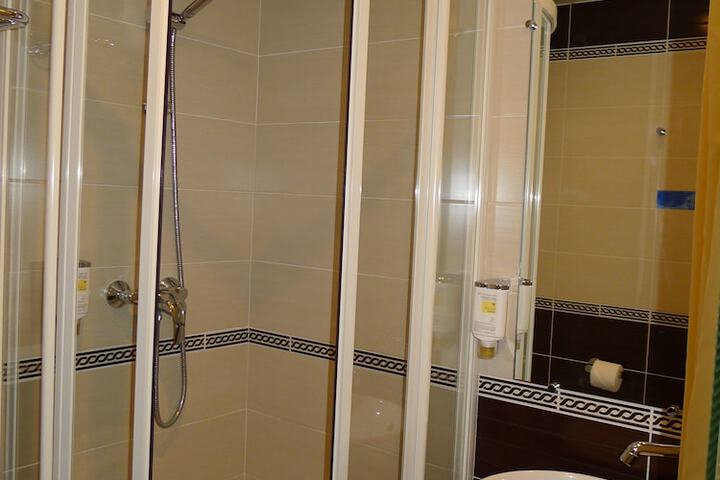 Room 32 of 59