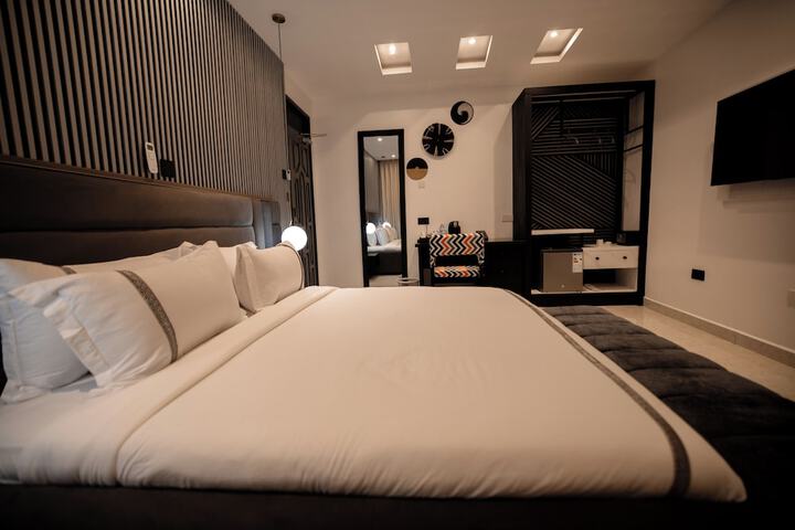 Room 33 of 60