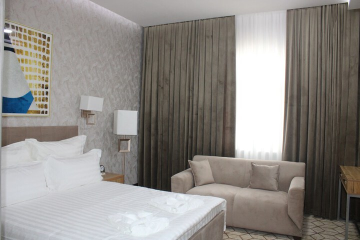Room 2 of 49