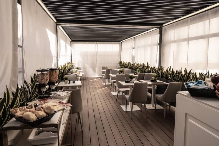 Lounge 183 of 209