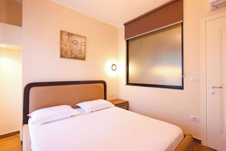 Room 45 of 162