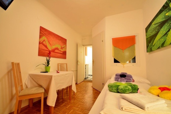 Room 5 of 19