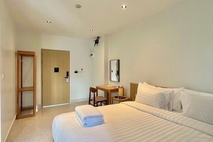 Room 8 of 28