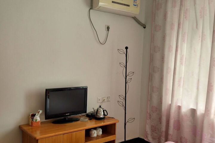 Room 6 of 28