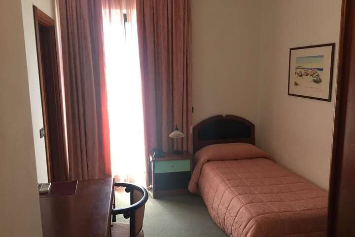 Room 6 of 18