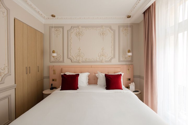 Room 11 of 32