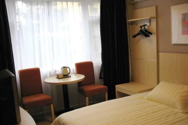 Room 4 of 7