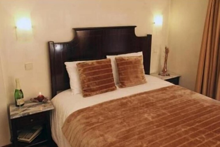 Room 13 of 28