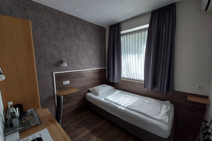Room 4 of 43