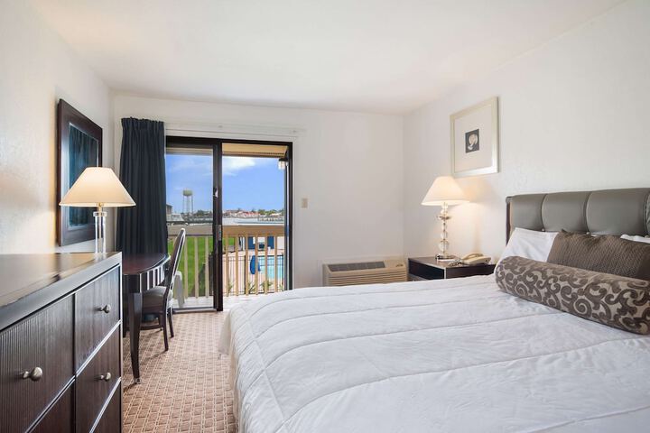 1 King Bed (3 of 7)