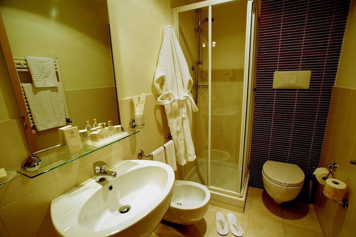 Room 32 of 49