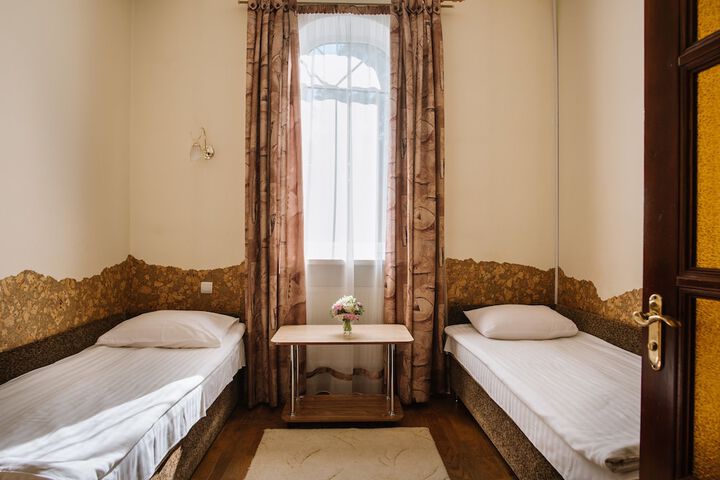 Room 6 of 16