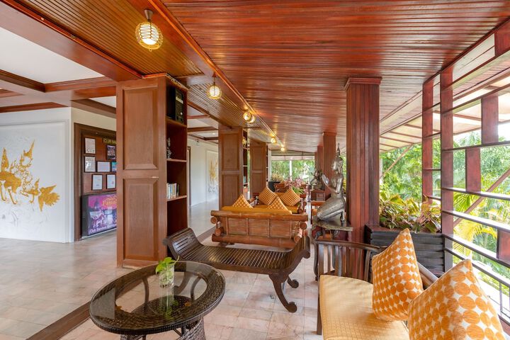 Entrance & Lobby