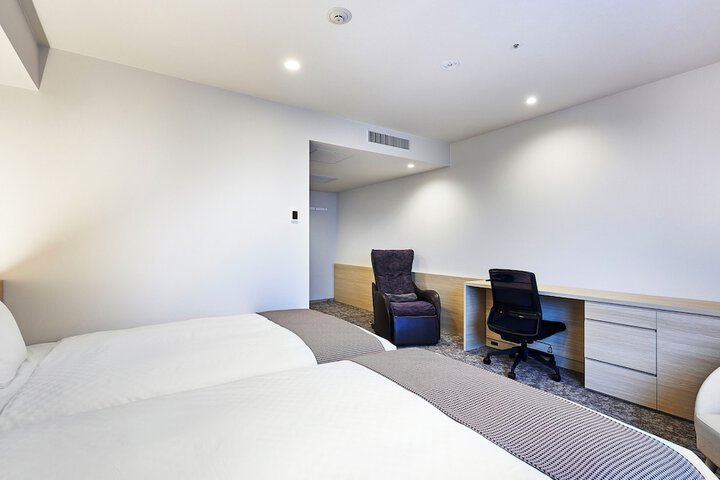 Room 4 of 32