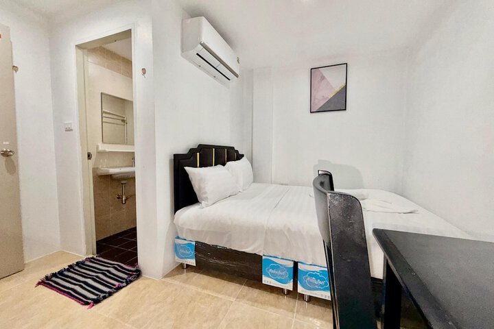 Room 7 of 33