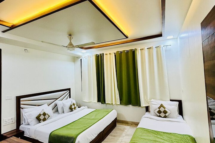 Room 4 of 12