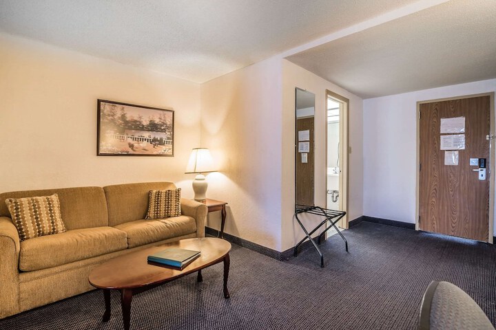 Upgrade Business Suite 2 Double Beds (2 of 14)