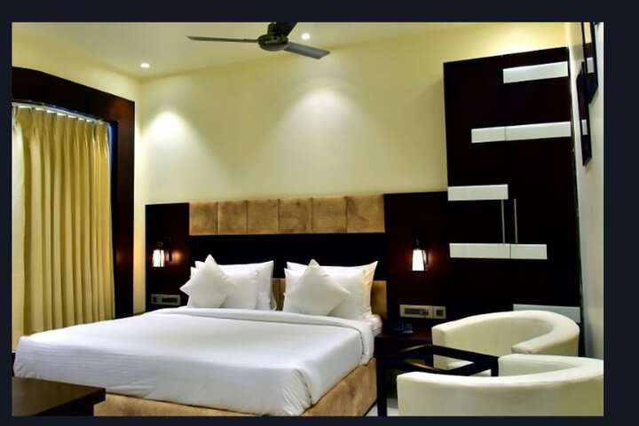 Room 10 of 14