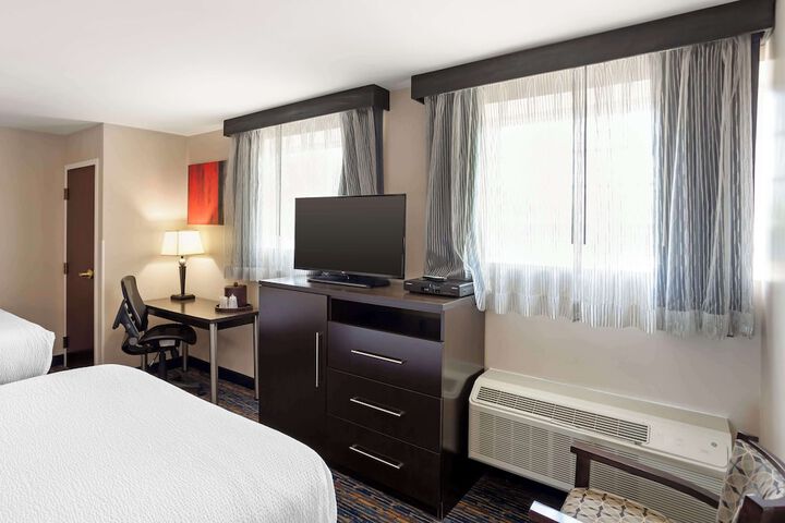 1 Queen Bed High Speed Internet Accessible Refrigerator, Coffee Maker, Hairdryer Full Breakfast (6 of 26)