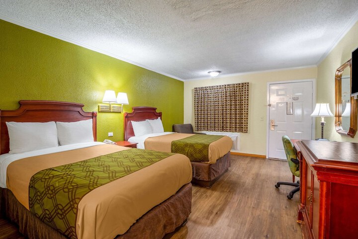 2 Double Beds (4 of 6)
