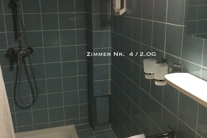 Room 53 of 106