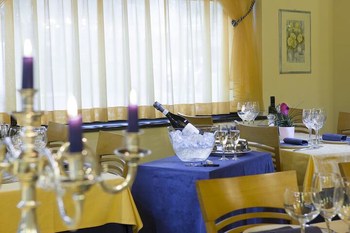Dining 40 of 48