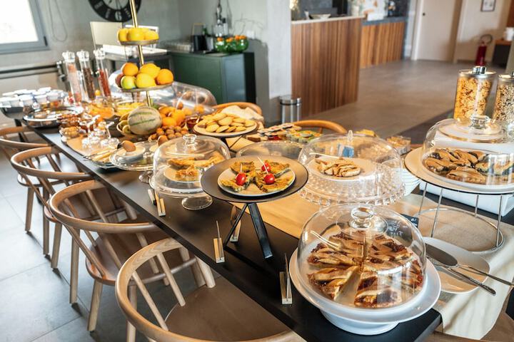 Breakfast/Coffee Service 109 of 123