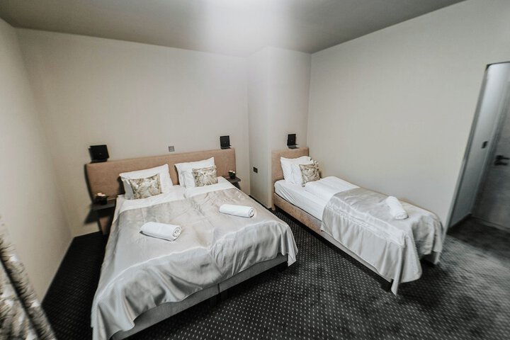 Room 4 of 33