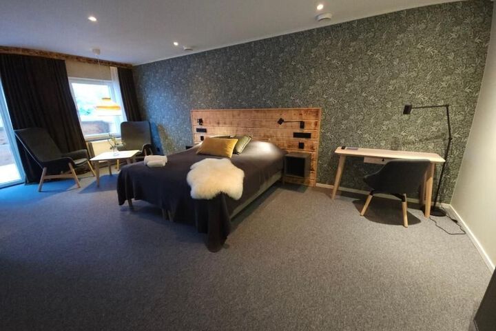Room 7 of 18