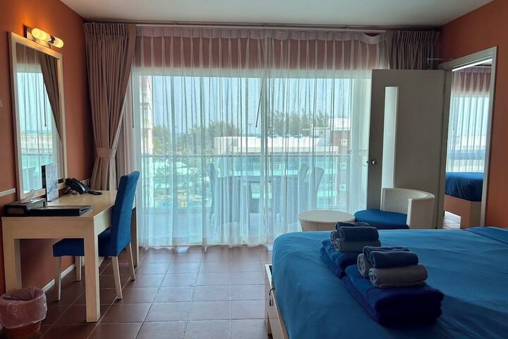 Room 17 of 104
