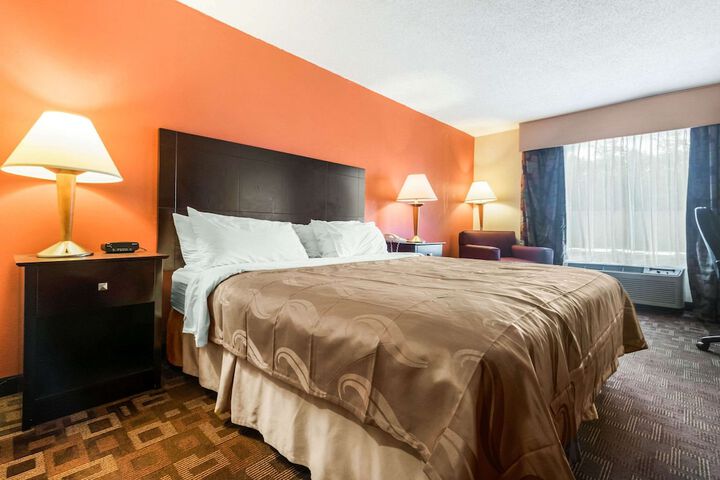 1 King Bed (2 of 17)