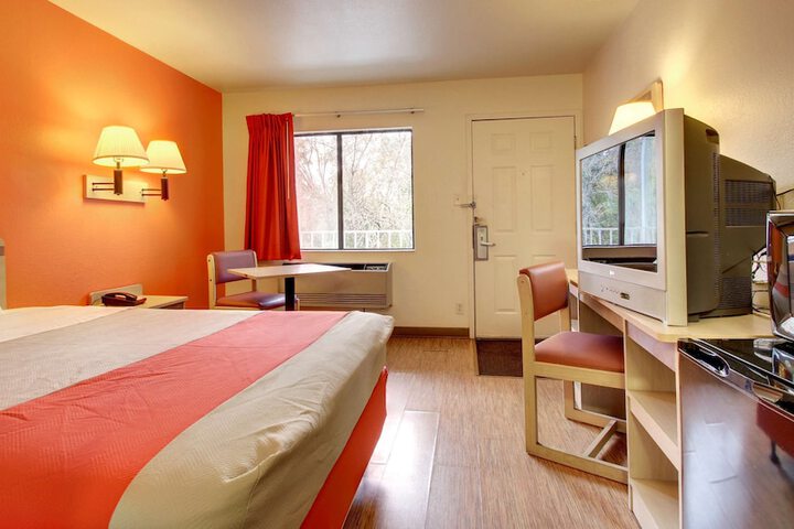 1 Queen Bed (12 of 18)