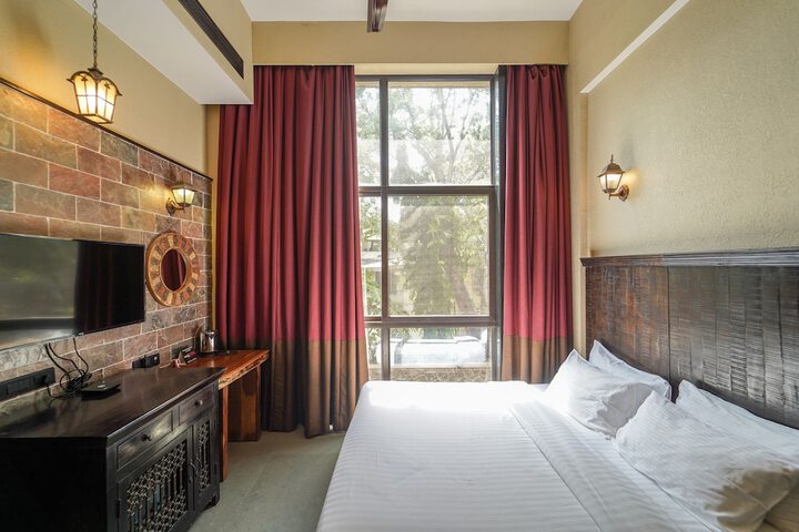 Room 5 of 76