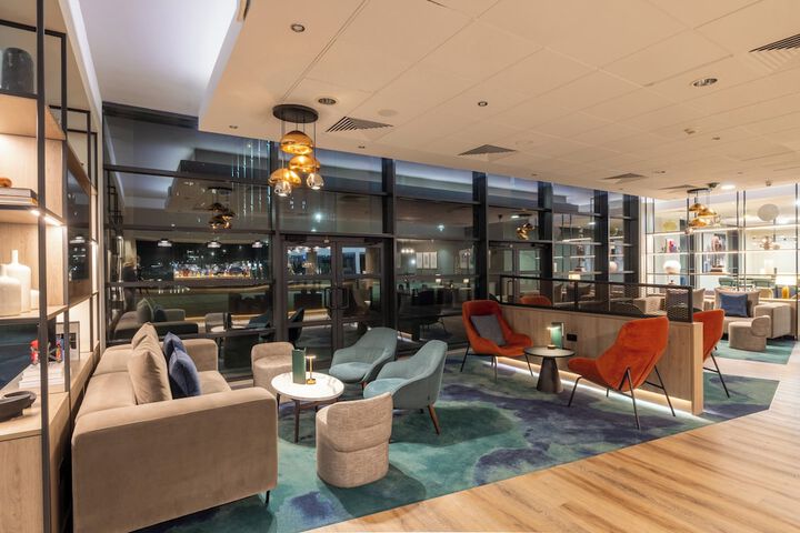 Lounge 75 of 151