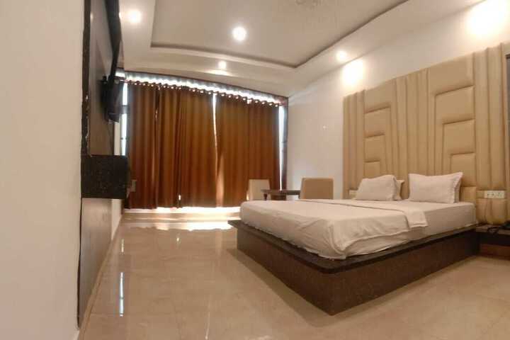 Room 10 of 16