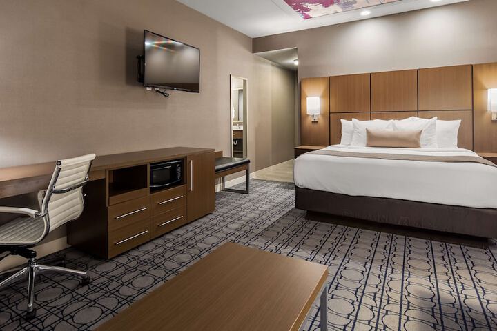 1 King Bed Sofa Bed Microwave and Refrigerator WiFi Full Breakfast (7 of 19)