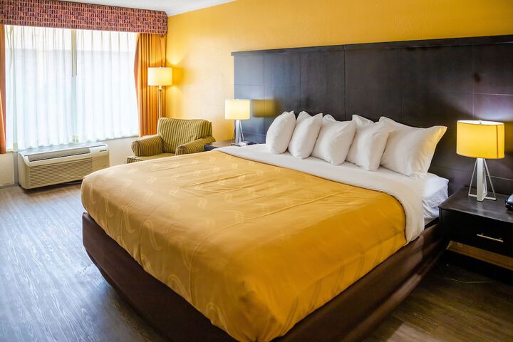 1 King Bed (12 of 31)