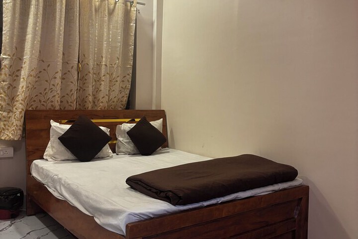 Room 5 of 11
