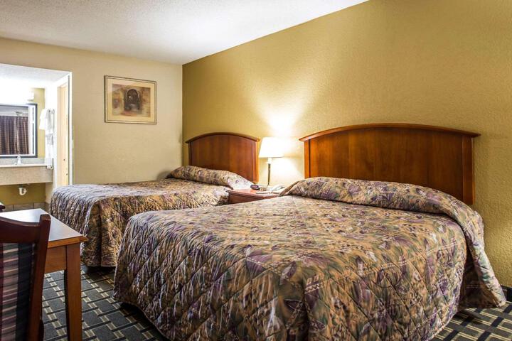1 Queen Bed Accessible (8 of 10)