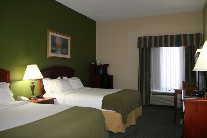 2 Queen Beds (2 of 12)