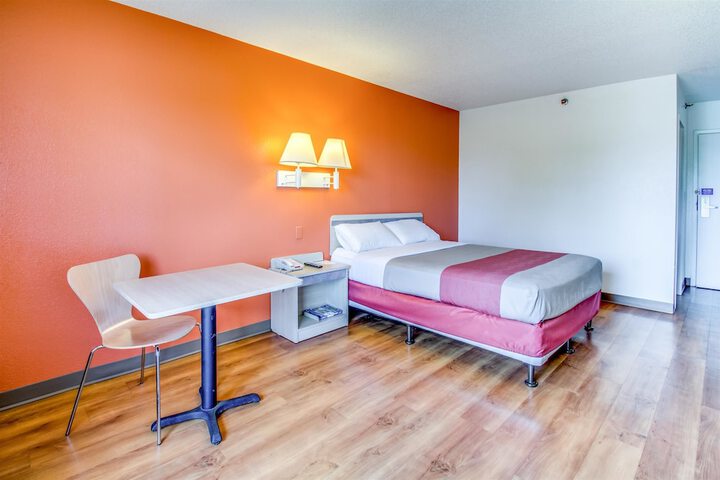 1 Queen Bed (13 of 13)