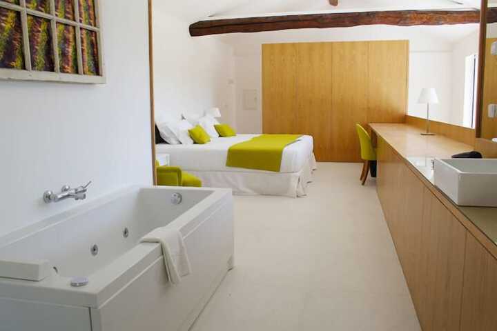 Deep soaking bathtub